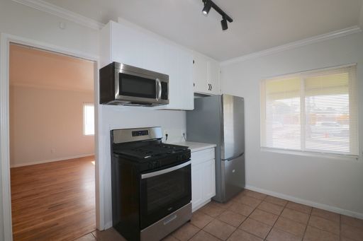 1st floor 2 bed/ 1 bath apt in Sunset Cliffs/ Ocean Beach only a block away from the beach! Laundry on site/ Shared Garage! – photo 1