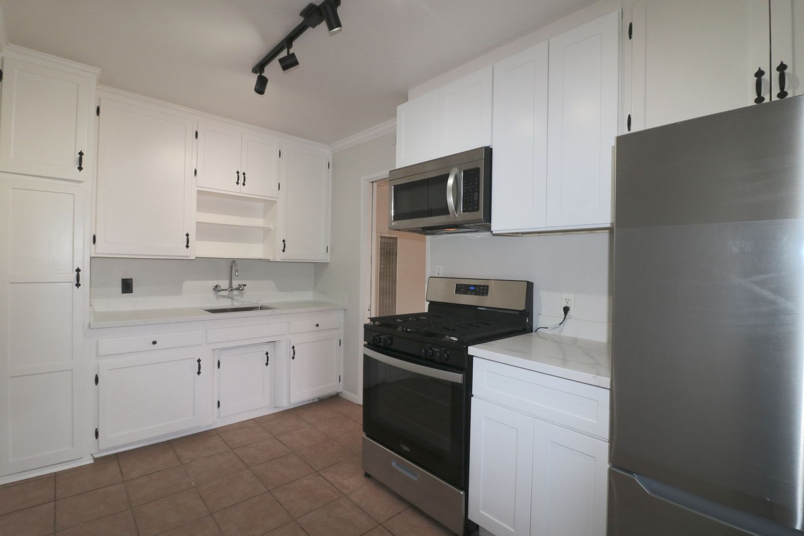 San Diego Apartment: 4746-4756 1/2 Point Loma Avenue