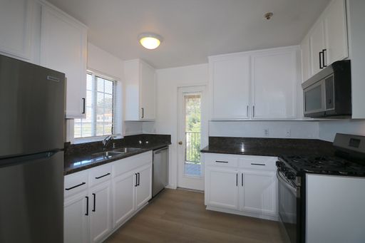 Spacious 3rd floor 3 bed/ 2 bath corner apt near USD/ Linda Vista! Laundry on site/ off street parking! – photo 1