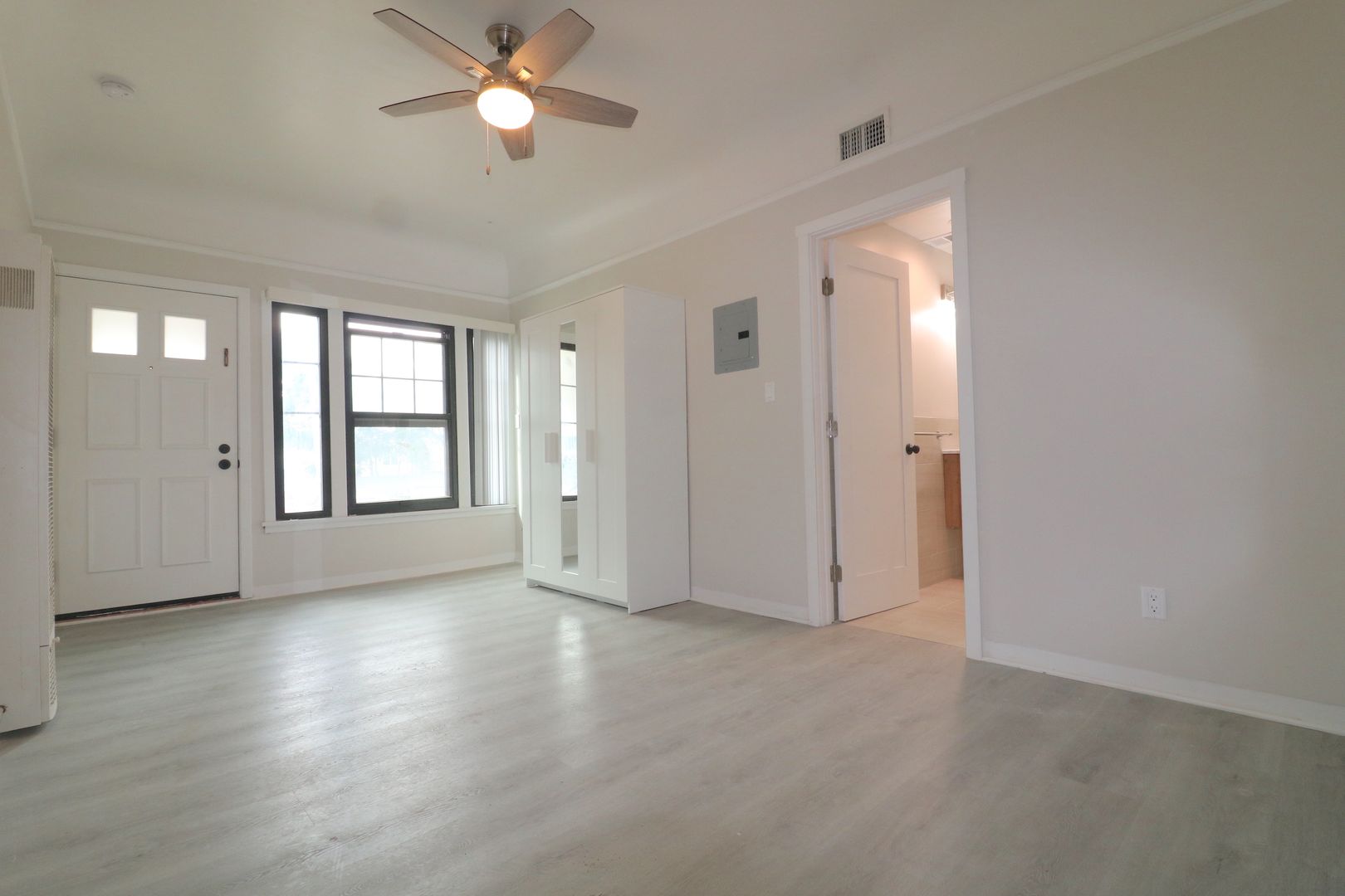 San Diego Apartment: 202- 21 Second Avenue