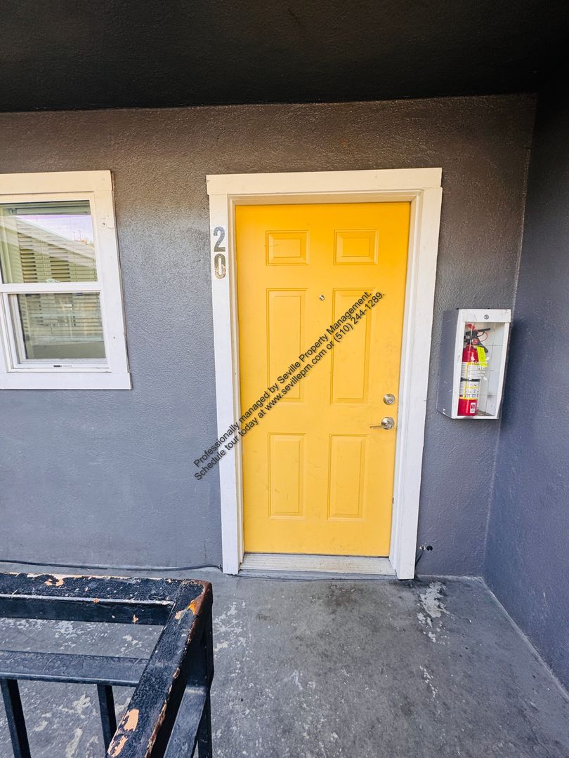 Oakland Apartment: 8656 MacArthur Blvd