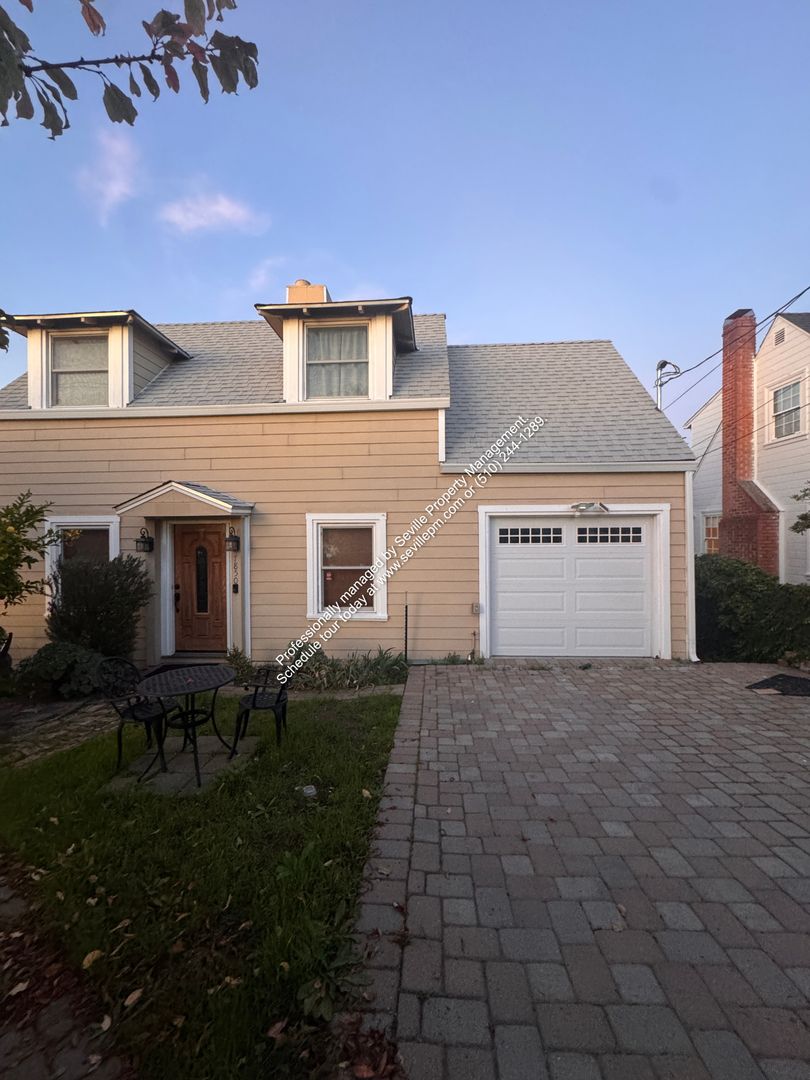 Oakland House: 7850 Crest Ave