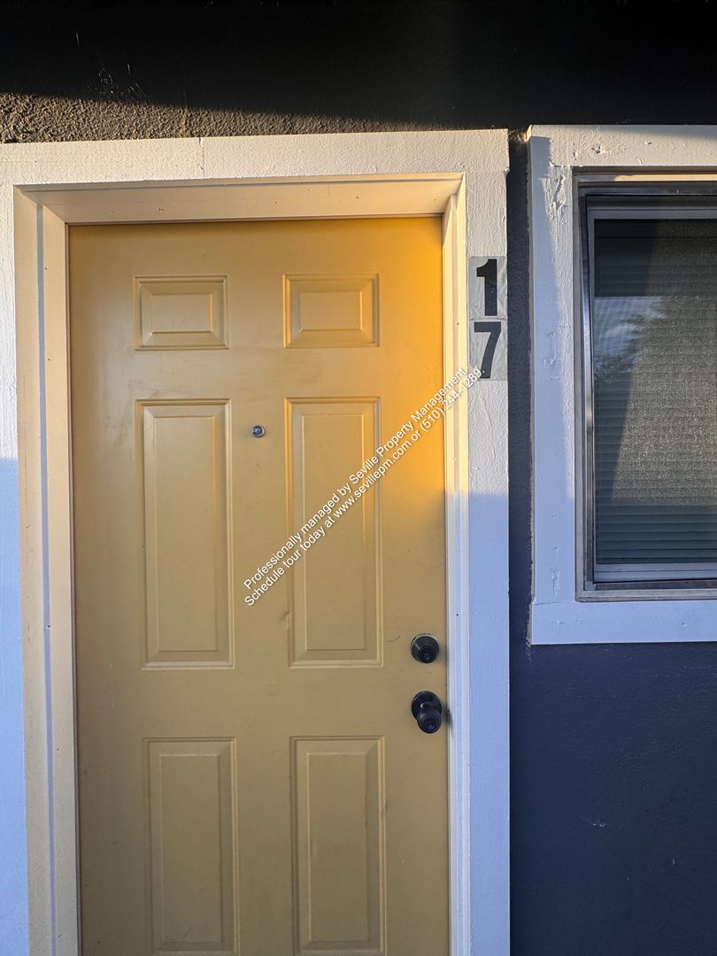 Oakland Apartment: 8656 MacArthur Blvd