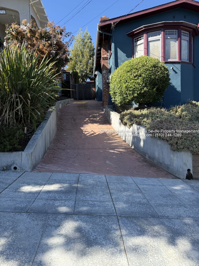 Oakland House: 2951 Madera Ave