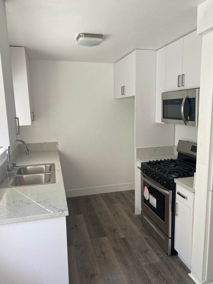 VAN NUYS Apartment: 6922 HAZELTINE AVE