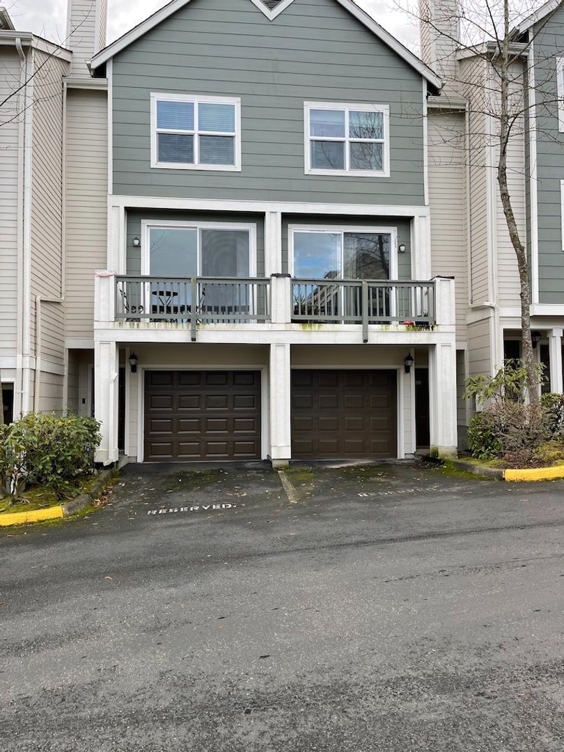 Lynnwood House: 3116 164th St. SW #2211