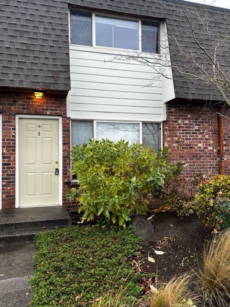 Everett Apartment: 1725 Silverlake Road