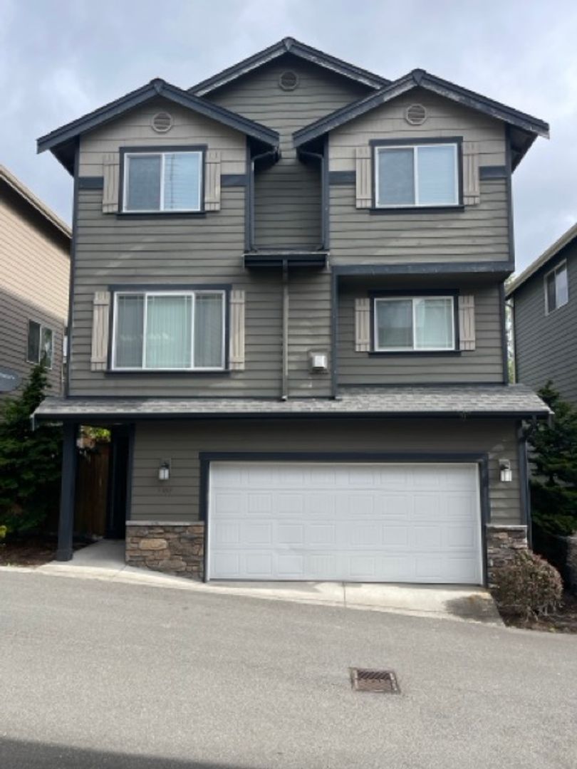 Lynnwood House: 3307 132nd Pl SW