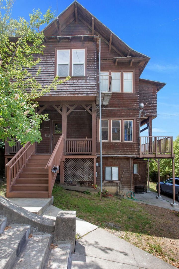 Berkeley Apartment: 2704 Virginia St.