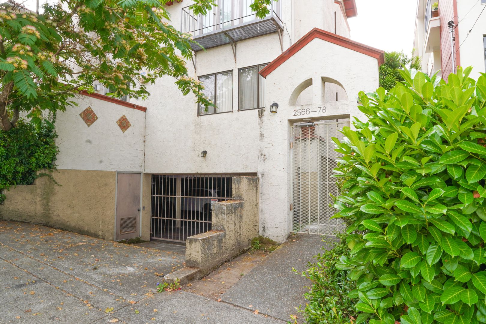 Berkeley Condo: 2570 Virginia St