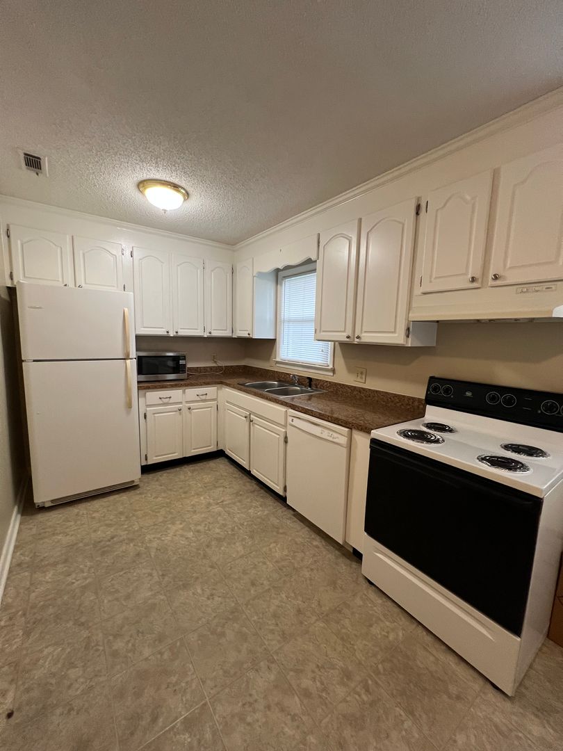 Goldsboro Apartment: Scott Hill Drive