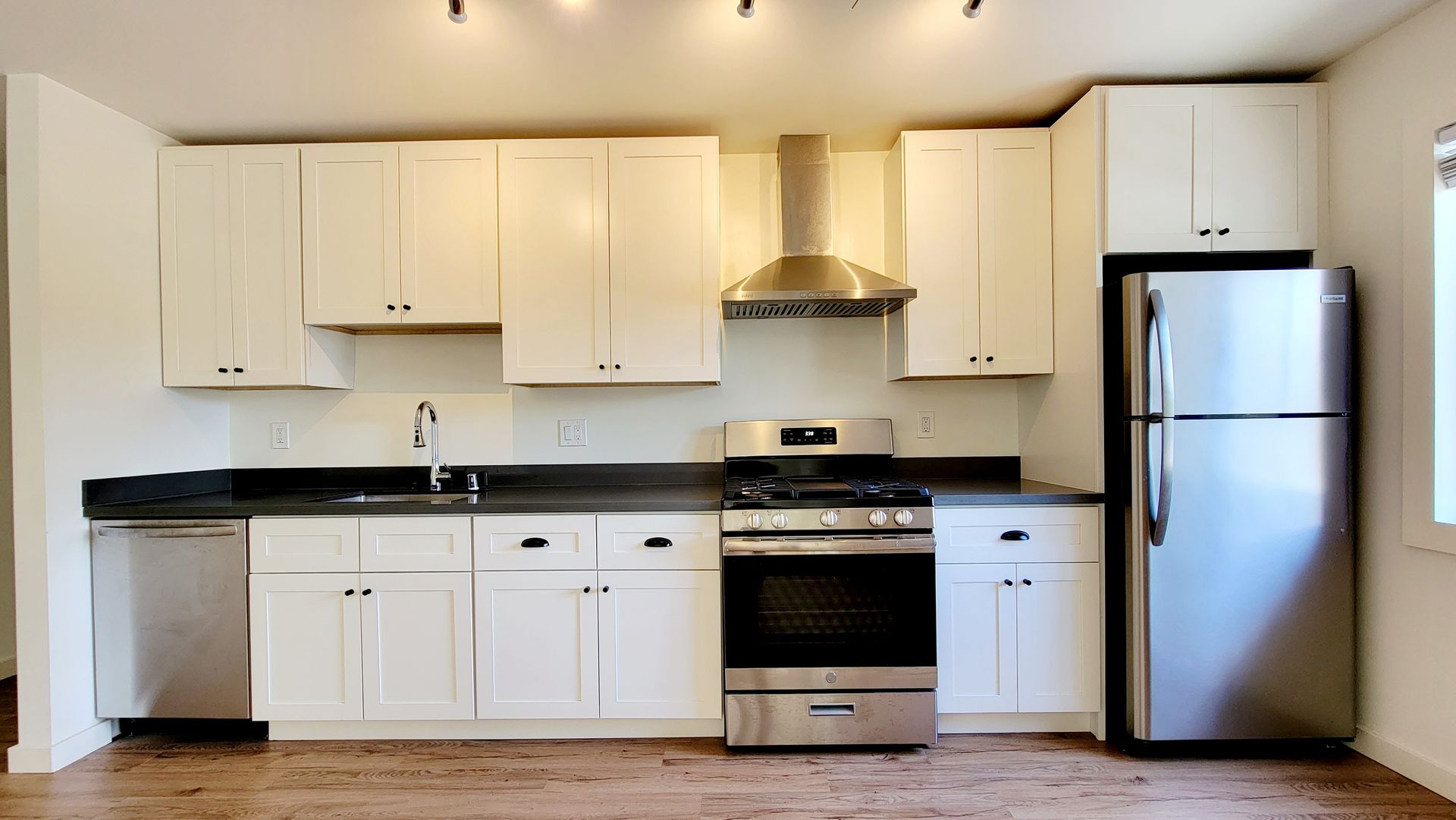 Redwood City: Newly Remodeled and Unfurnished 1 Bed 1 Ba w/ Private Patio, A/C, In-Unit Washer/Dryer, & Parking Included