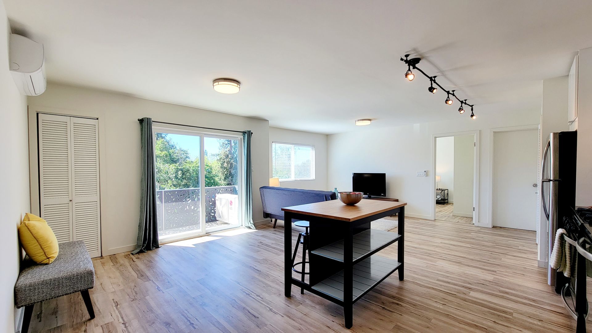 Redwood City Apartment: 875 Woodside Rd. #112