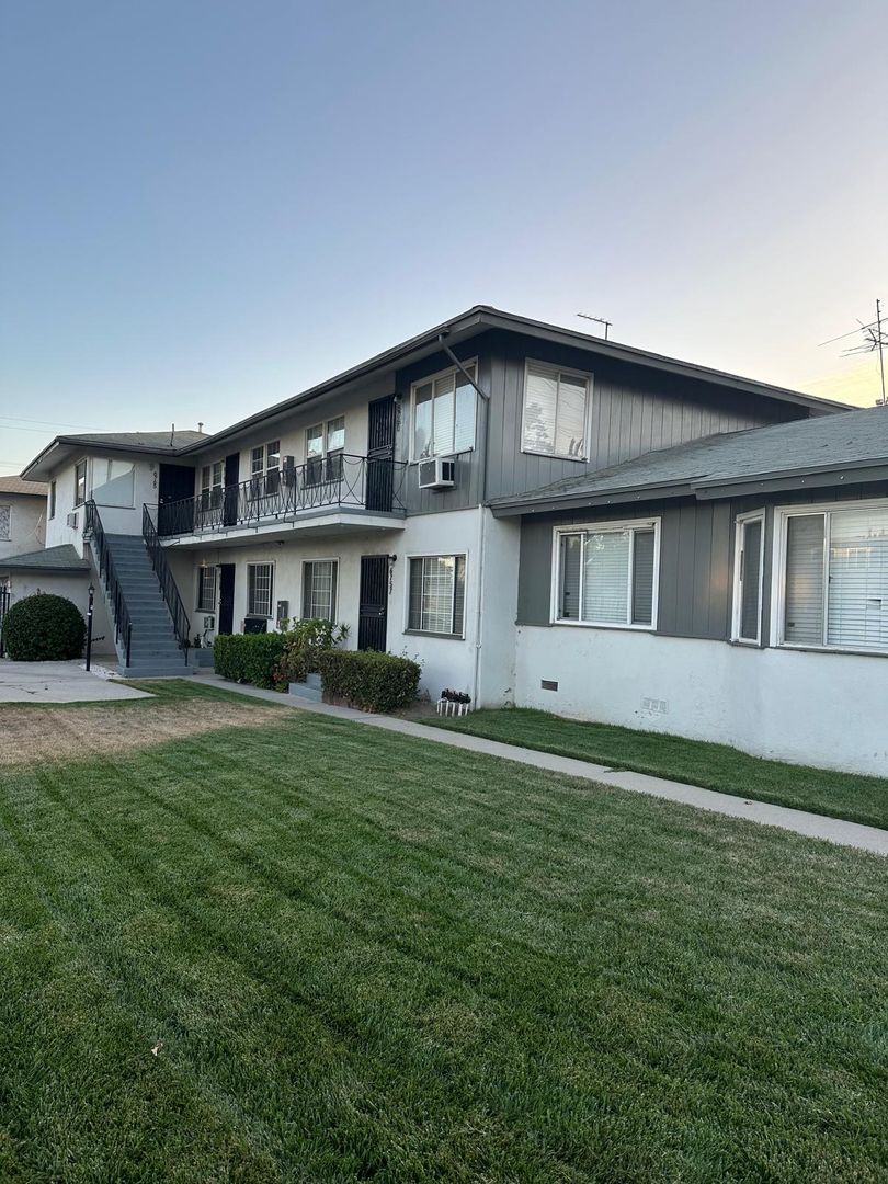 North Hollywood Apartment: 6759 Atoll Ave