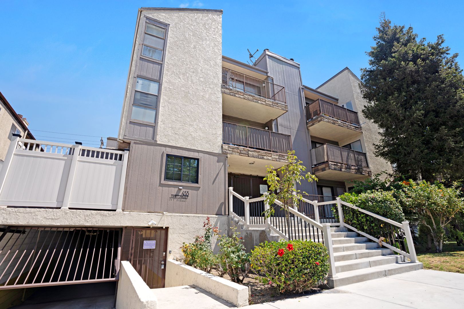 Glendale Apartment: 453 Ivy St