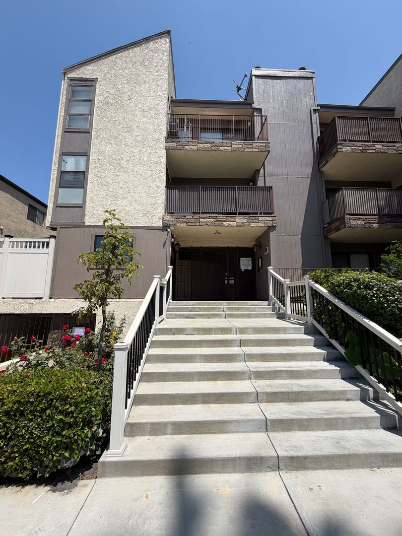 Glendale Apartment: 453 Ivy St