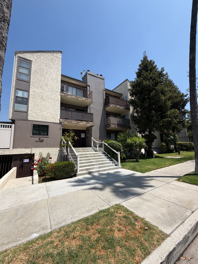 Glendale Apartment: 453 Ivy St