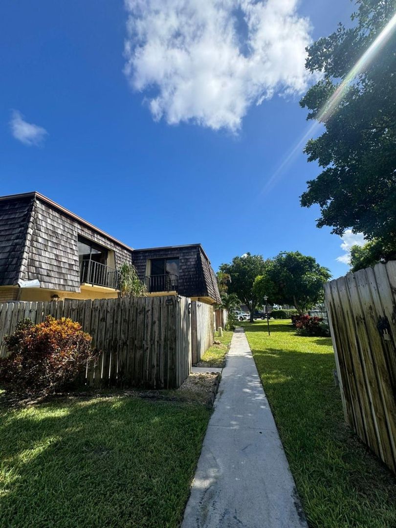 Palm Springs House: 61 Lake Arbor Dr