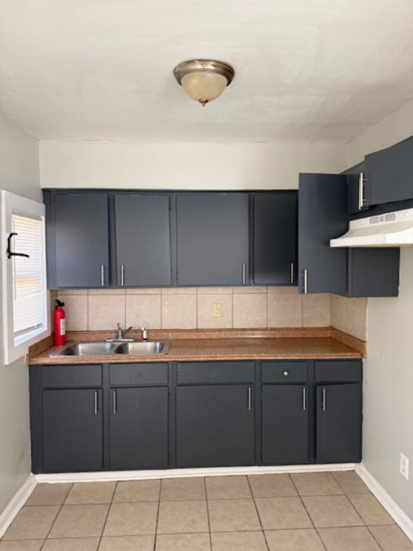 Memphis House: 406 W. Brooks RD