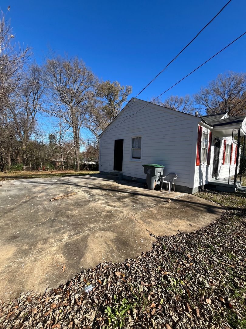 2206 Hillside Ave. 2 of 8