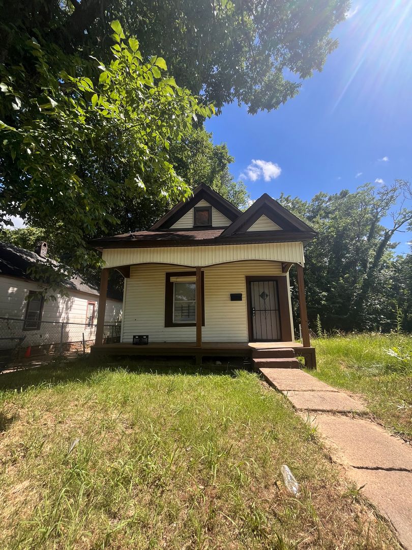 Memphis House: 45 W. Gage Ave.