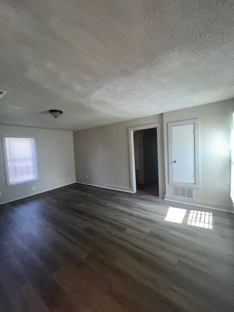 45 W. Gage Ave. 2 of 10