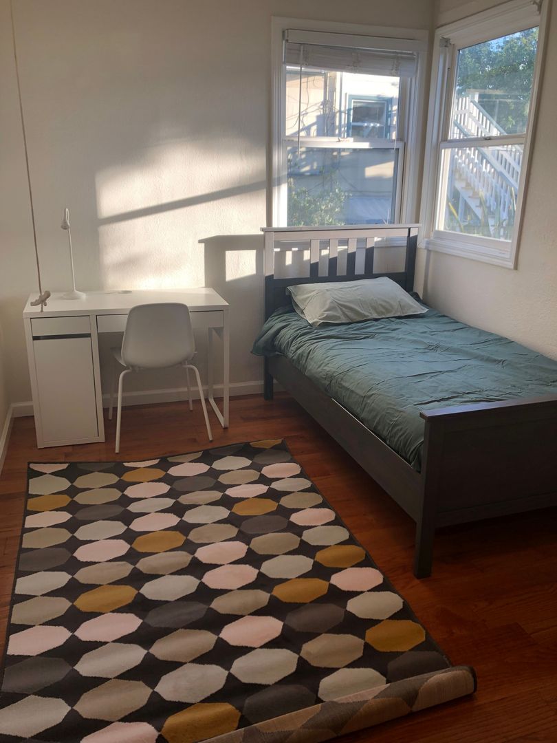 Oakland Apartment: 925 61st St / 6037 Market St