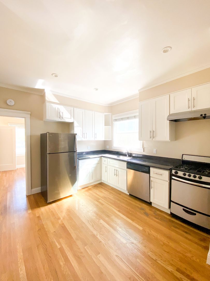 Berkeley Apartment: 2339 Oregon St