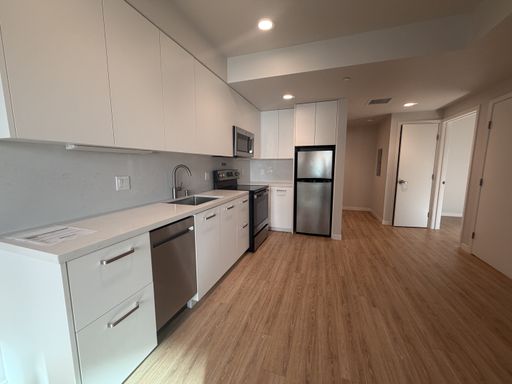 2026-2027 Availability! Perfect 2Bd! - The Berkeley Place — Only 1.5 Blocks from Campus! Modern Apartments with Top-Tier Amenities, In-Unit Washer & Dryer, and High-Speed Internet Included! Live in Style, Live Close! – photo 1
