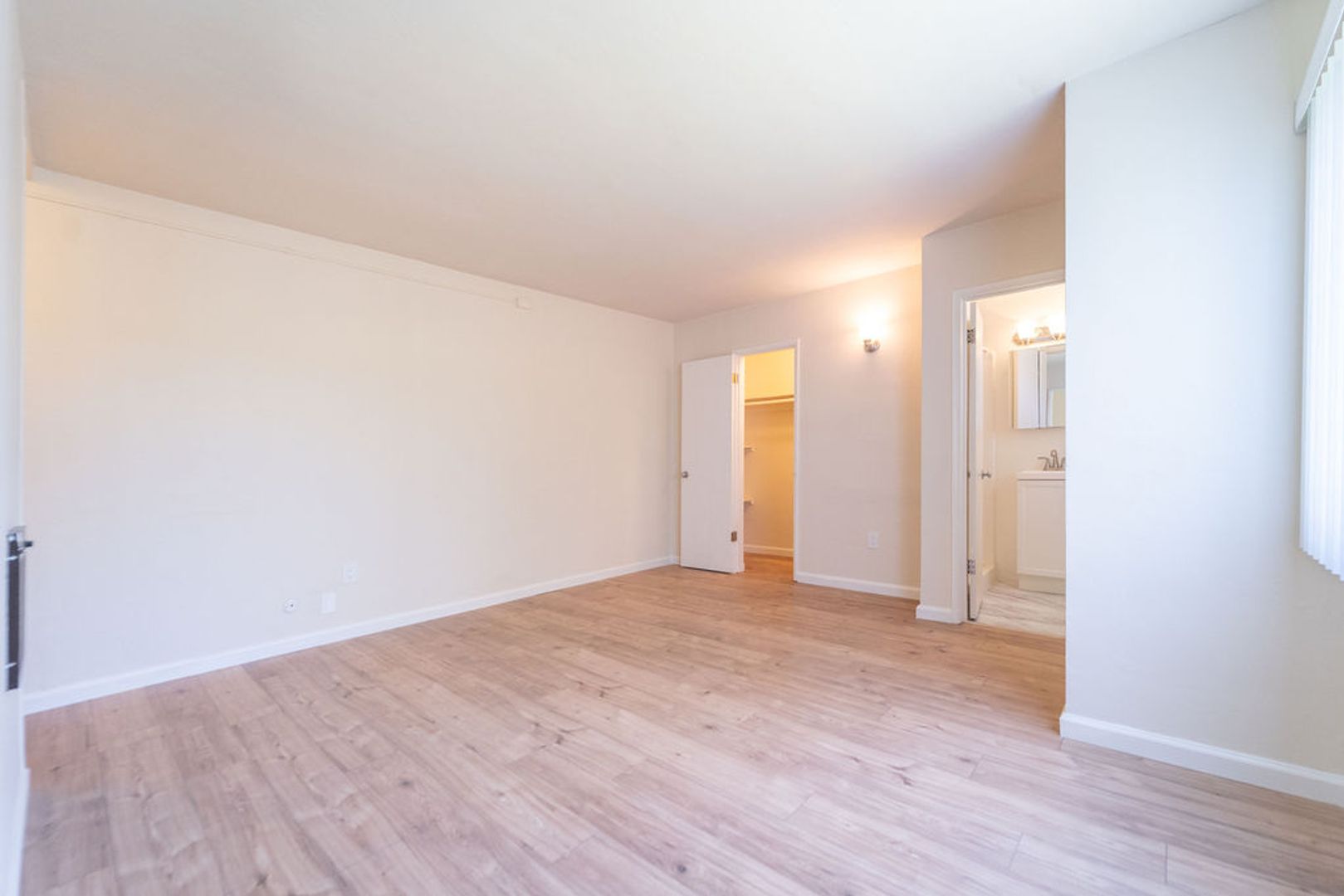 Oakland Apartment: 5471 Vicente Way
