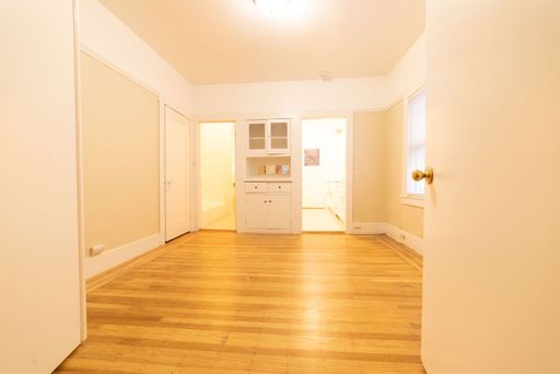 Super Cute & Efficient 1Bdr Flat w/ Enclosed Backyard!! (Great for dogs!) and Parking! – photo 1