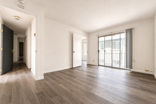 Upgraded 3 Bedroom Flat + Private Balcony on College Ave! a Perfect offering you will want to keep forever Secure entrance! Parking garage – photo 1