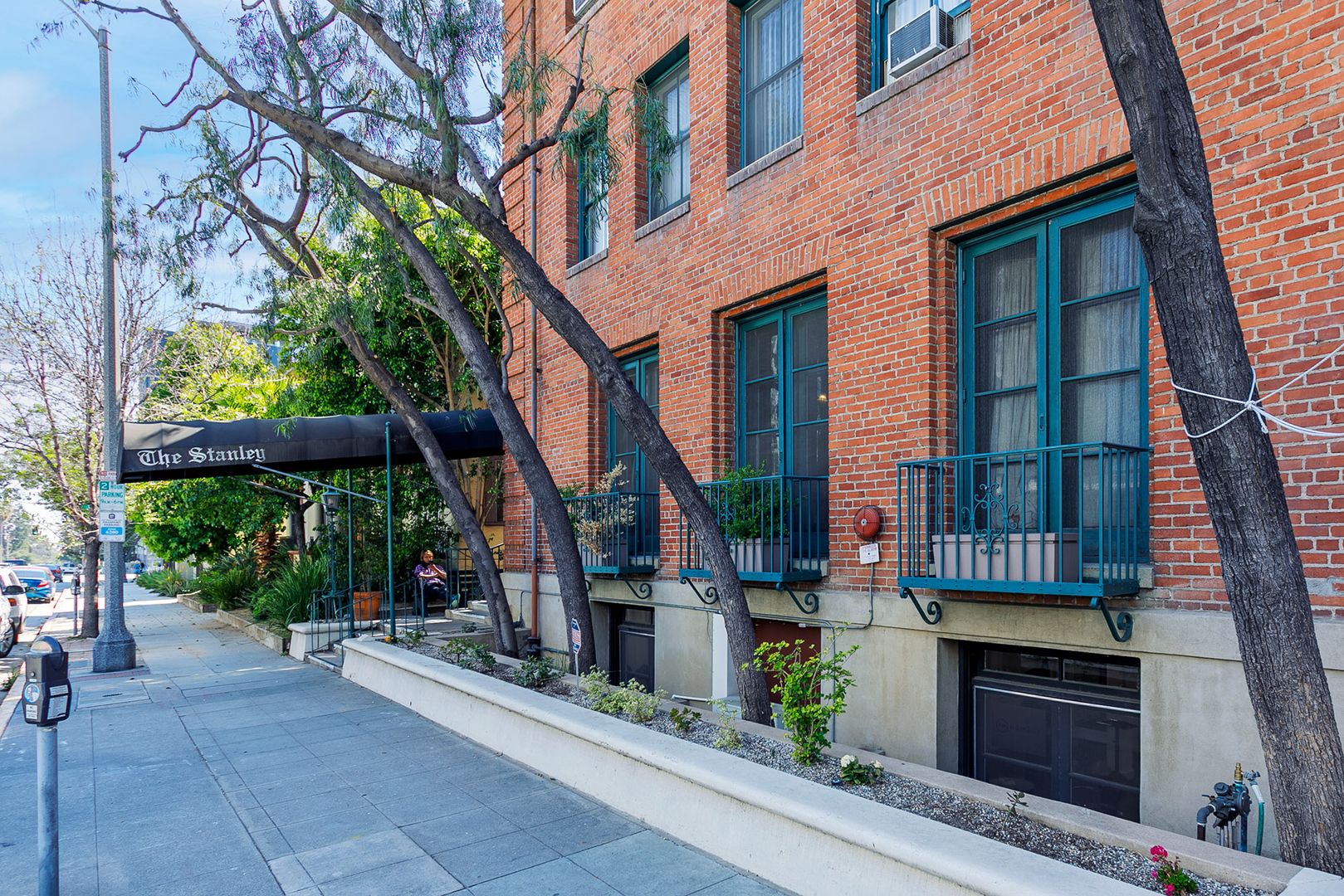 Pasadena Apartment: 149 S Los Robles Ave