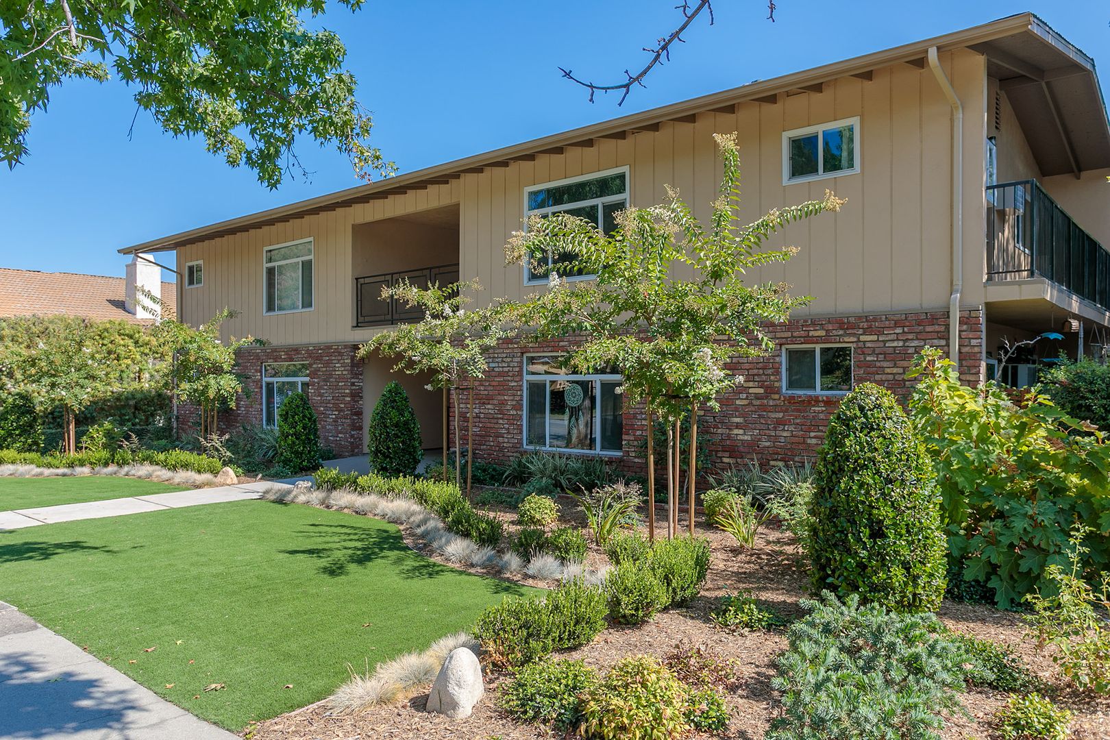 Sierra Madre Apartment: 420 W Sierra Madre Blvd