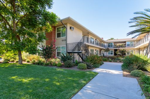 1 BD 1 BA w/ Fireplace, Hardwood Floor Upstairs Unit