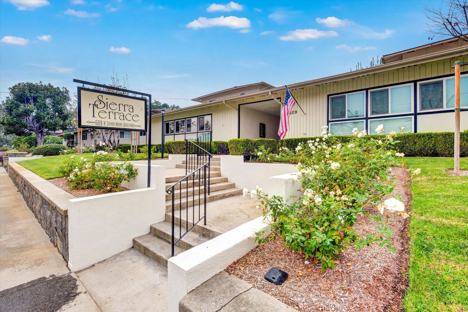 Sierra Madre Apartment: 609 W Sierra Madre Blvd