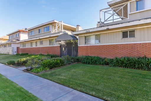 Available in Gardena - Studio Apt. Wood Floors - Downstairs Unit