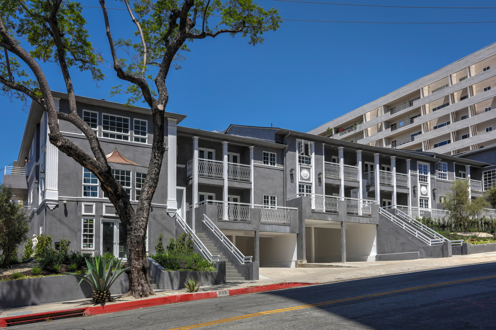 West Hollywood Apartment: 1105 Alta Loma Rd