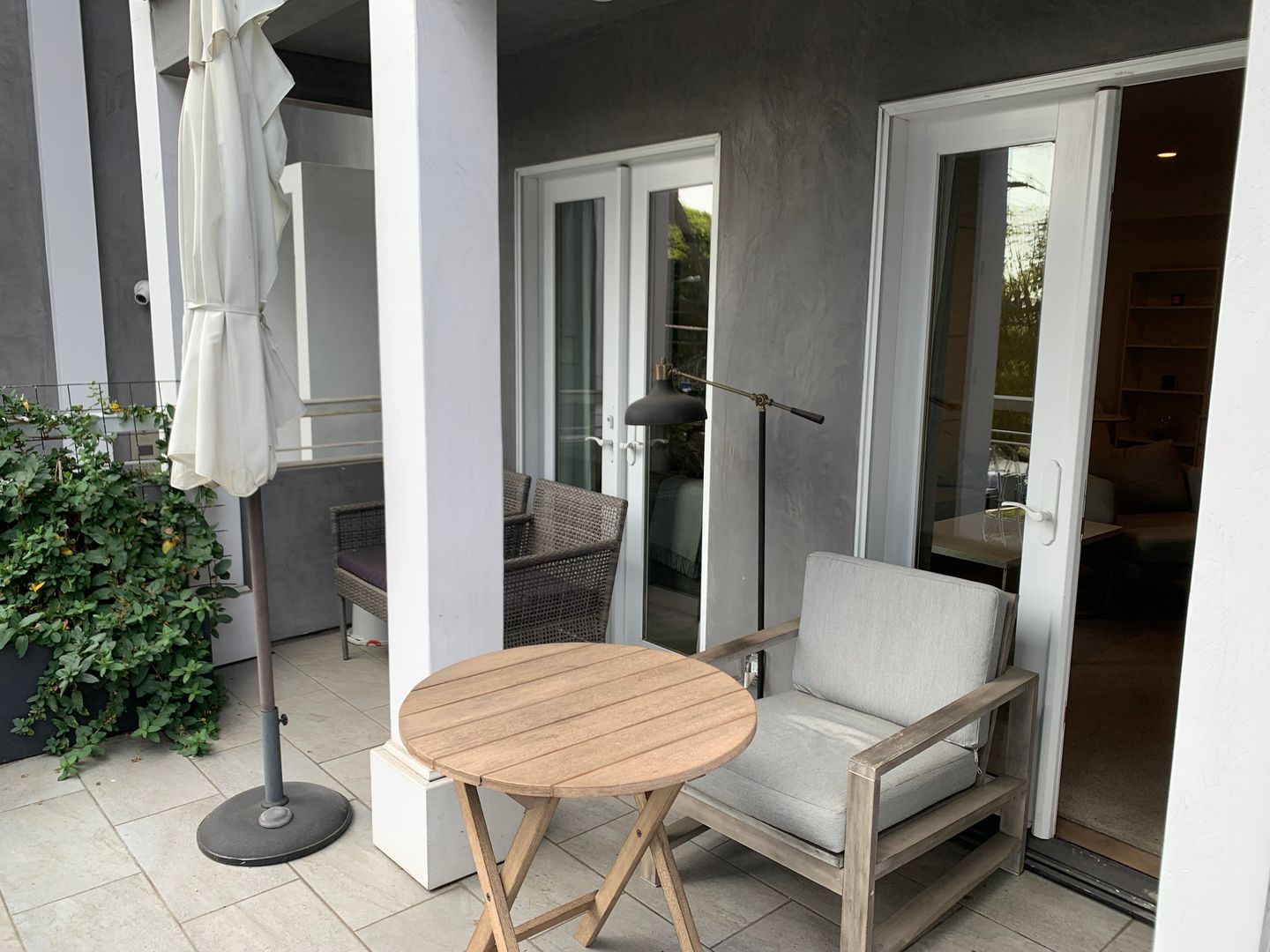 West Hollywood Apartment: 1105 Alta Loma Rd