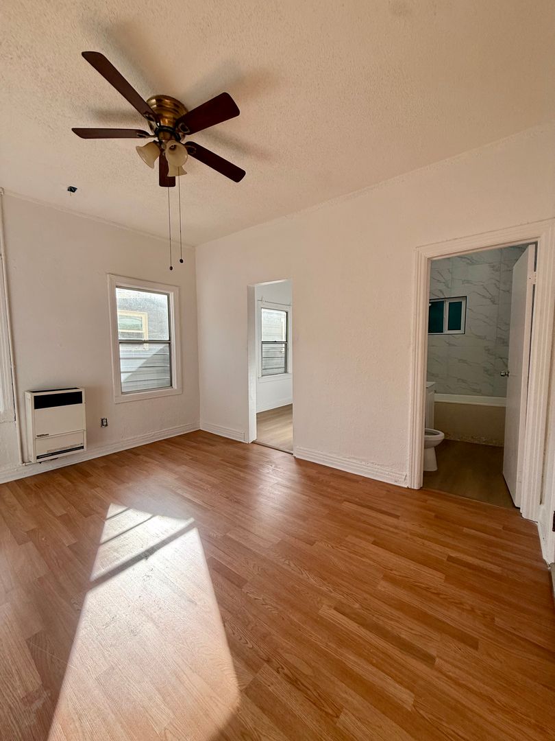 Los Angeles Apartment: 146 - 150 Douglas St