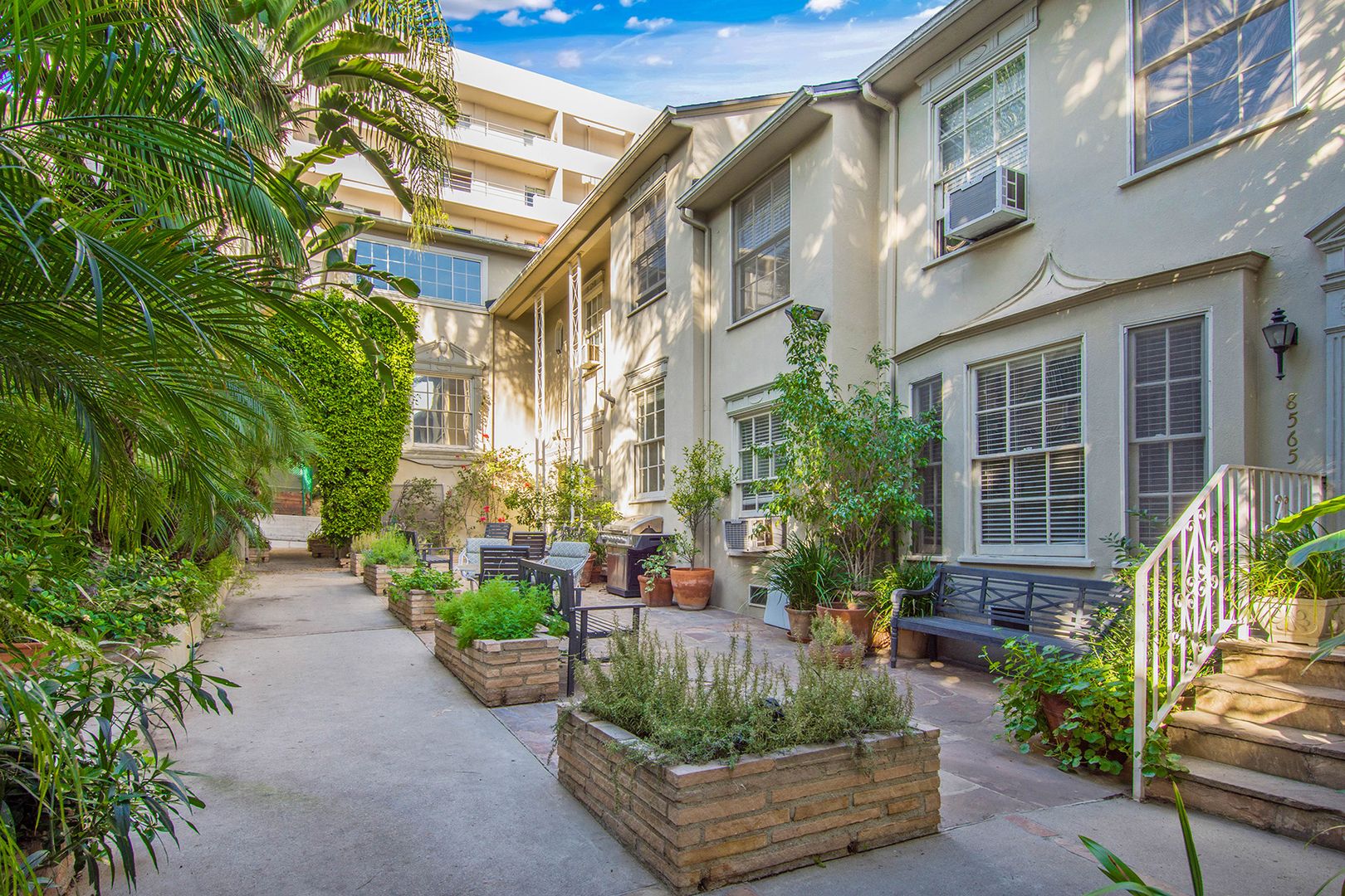 West Hollywood Apartment: 8563-8569 Holloway Dr.