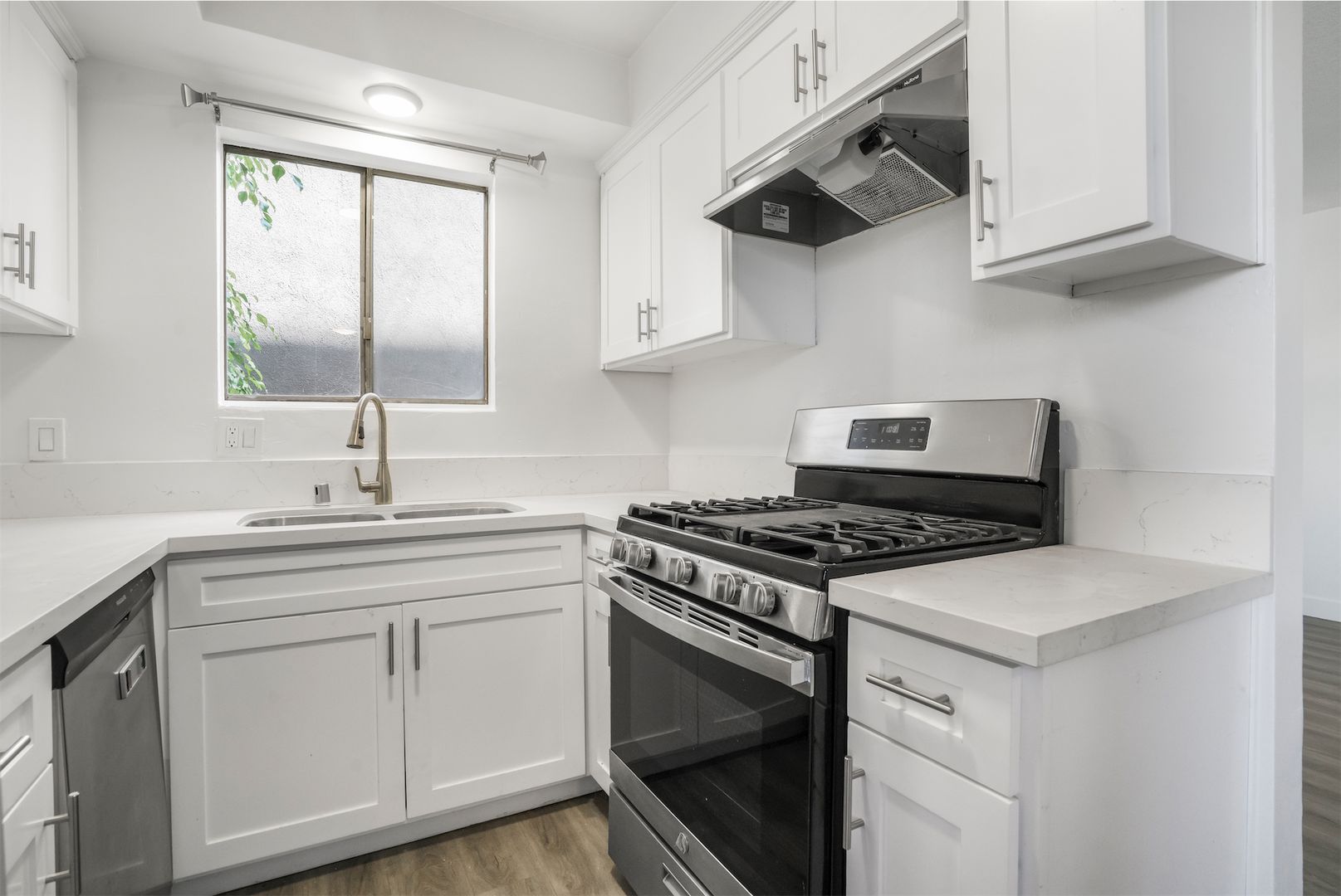 West Hollywood Apartment: 1030 N Orange Grove Ave.