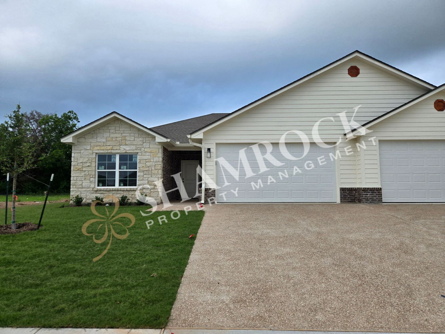 Robinson House: 157 W Windmill Way