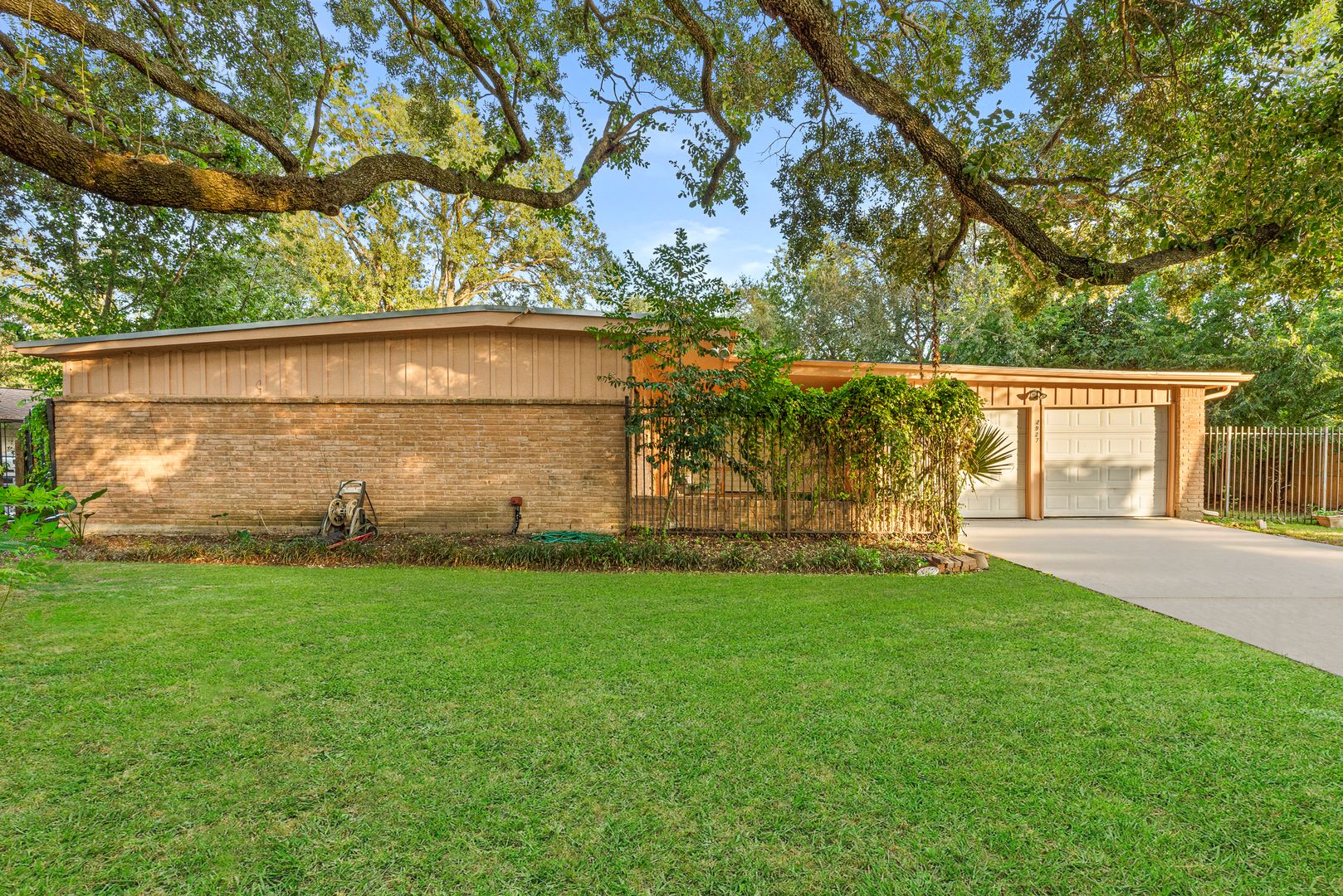 Houston House: 2927 Rockyridge Dr