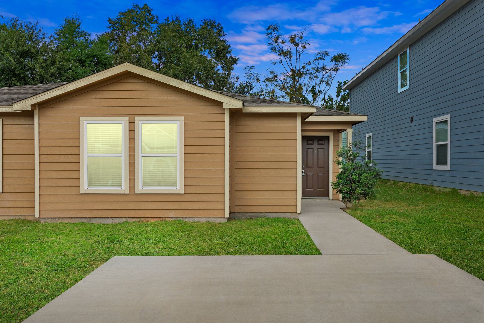 Montgomery House: 16940 W Juneau St