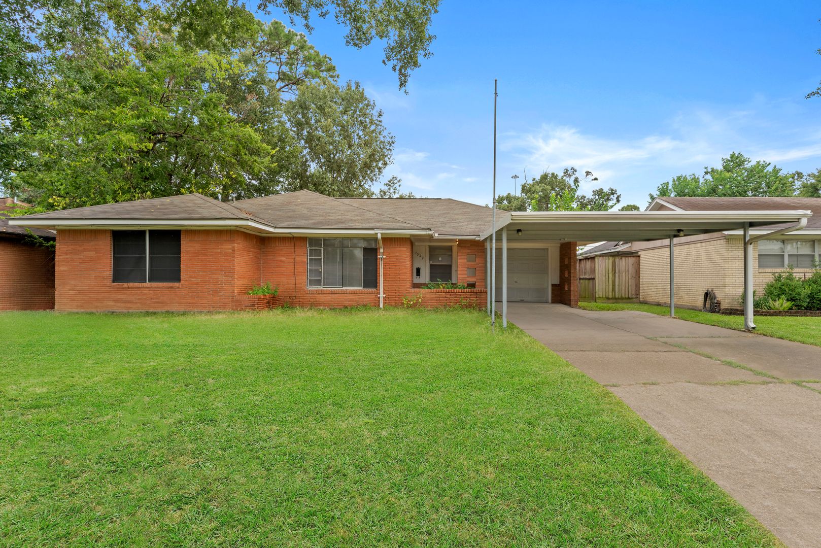 Spacious 3-Bed Gem with Covered Patio + Easy Access to 610/290/I-45
