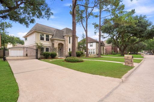 Charming 4-Bedroom Home with a Private Pool in a Wonderful Neighborhood! – photo 1