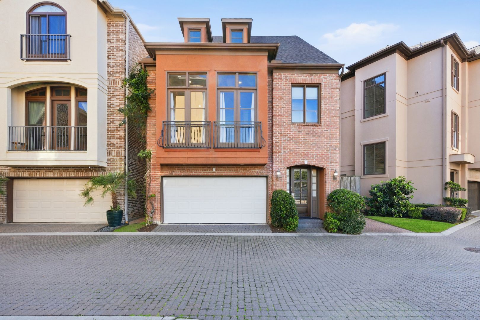 Houston House: 9295 Buffalo Speedway