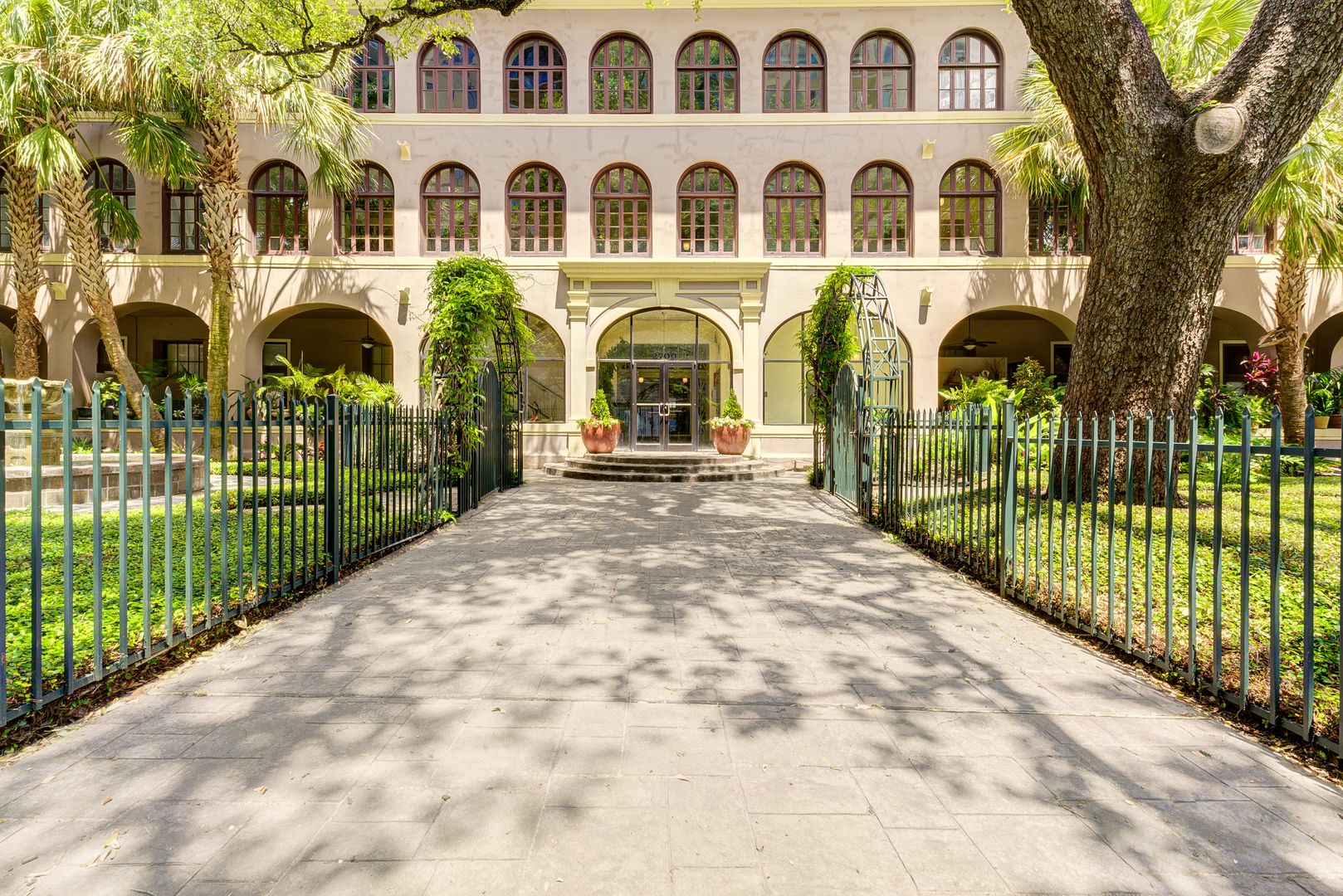 Houston House: 2700 Albany Street Unit 2B