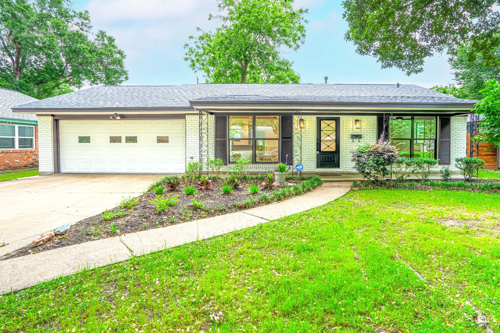 Houston House: 1422 Wisterwood Dr